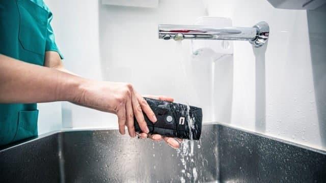 Celulares que puedes lavar tal como lo haces con tus manos