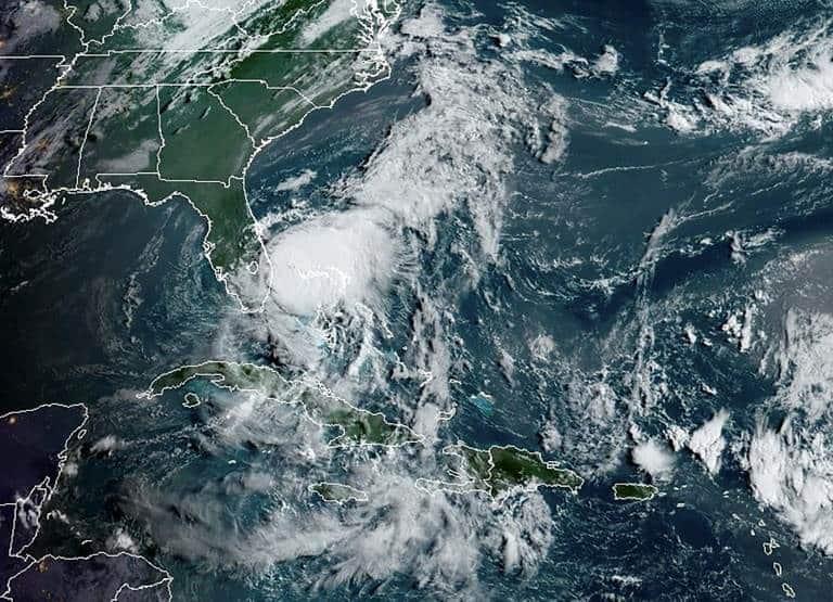 Tormenta Isaías provoca lluvia y vientos en Florida