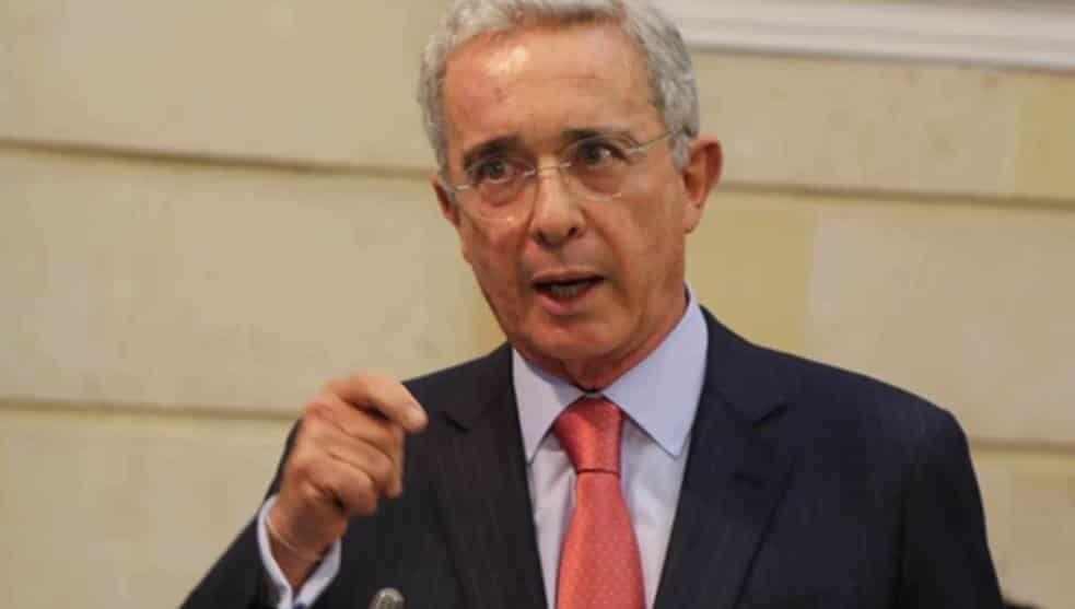 Ordenan arresto domiciliario a ex presidente Alvaro Uribe