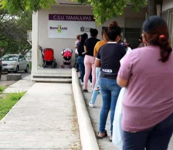 Se registran largas filas en Centro de Salud por vacuna