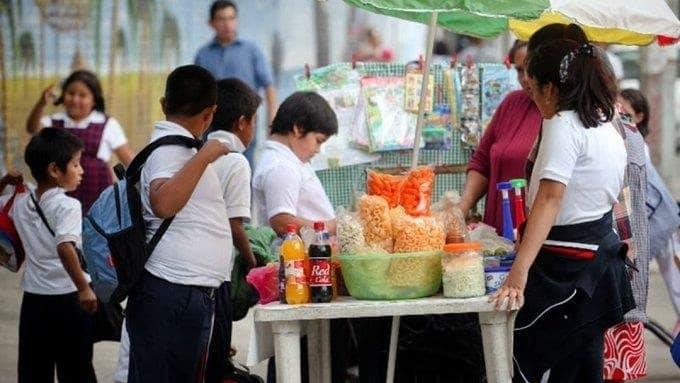 Analiza CDMX prohibir venta de comida “chatarra” a menores