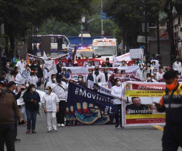 Marchan en Oaxaca en apoyo a médico detenido en Chiapas