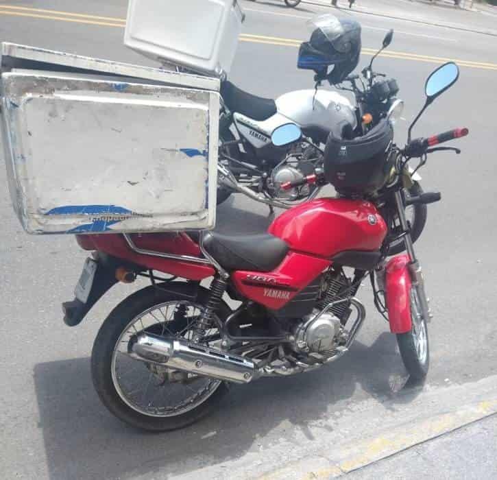 Detienen a uno que viajaba en moto robada