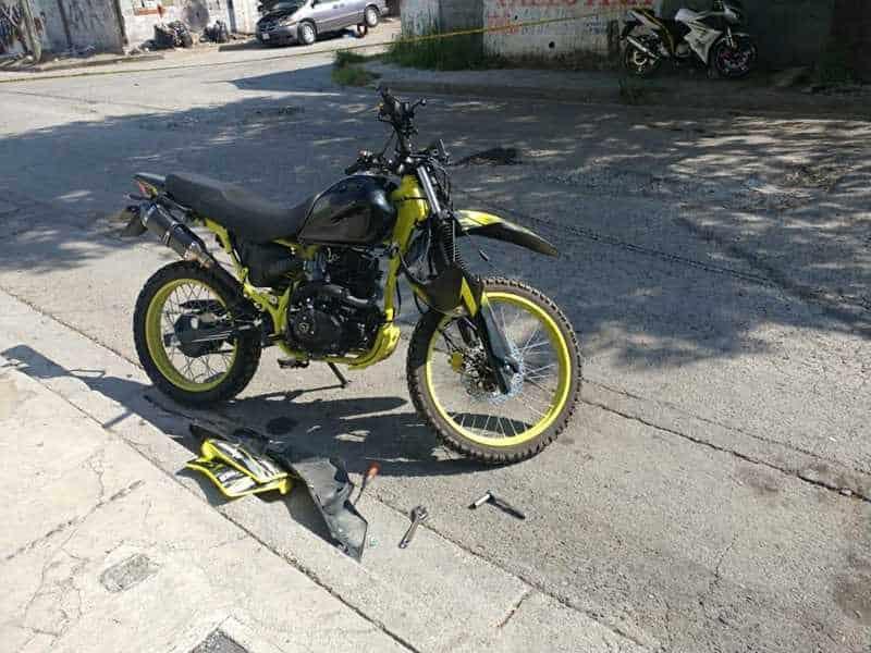 Arrestan a 2 hombres que desmantelaban moto robada