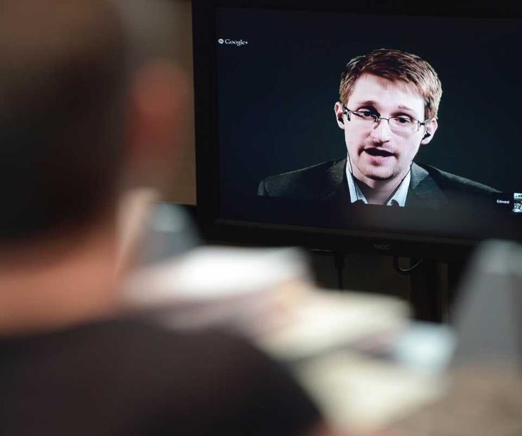 Trump dice que estudiará posible indulto a Edward Snowden