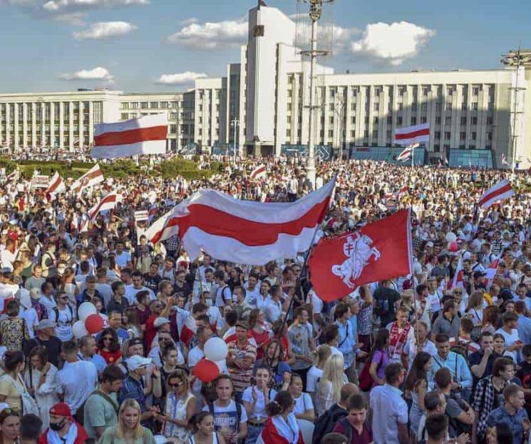 Miles protestan en Bielorrusia en contra de Lukashenko