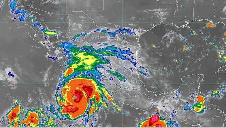 Genevieve se intensificó a huracán categoría 4
