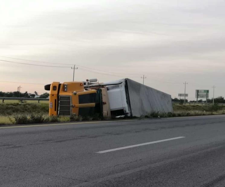 Tráiler vuelca en Ciénega de Flores