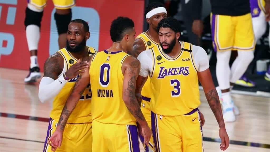 Lakers, de regreso, aplastan a Blazers