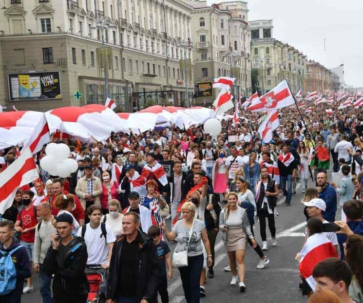 Marchan miles en Minsk para protestar contra Lukashenko