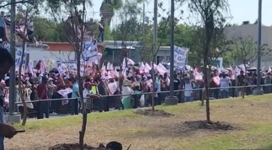 Por aglomeración, apura López Obrador su visita