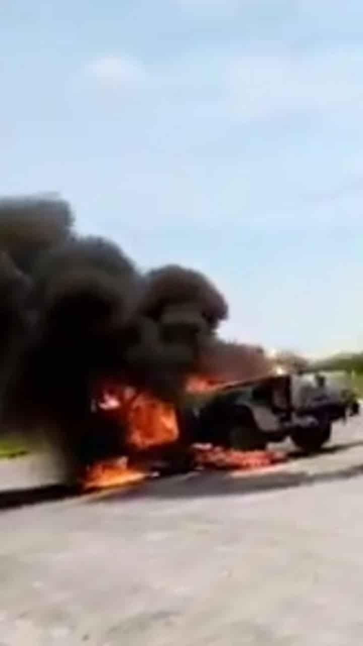Hallan incendiada camioneta de Pemex
