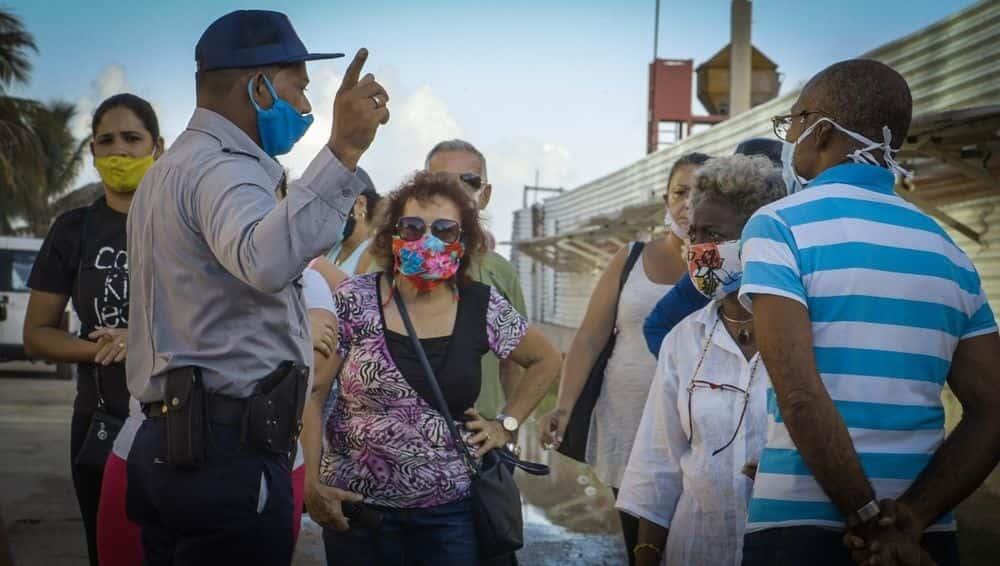 Cubanos temen desabasto por restricciones