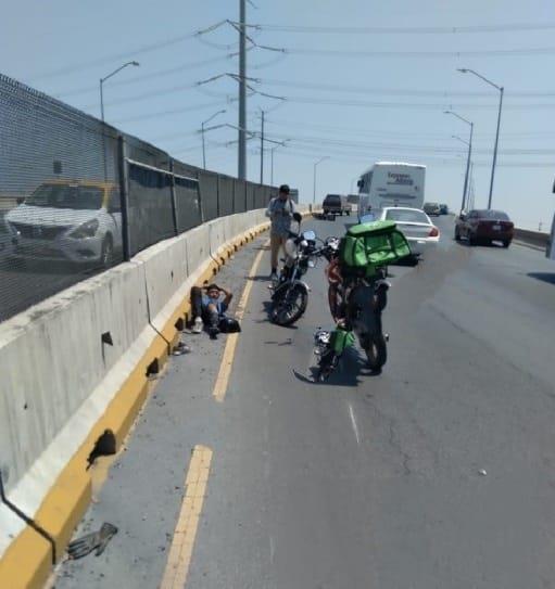 Impacta moto contra muro en Apodaca