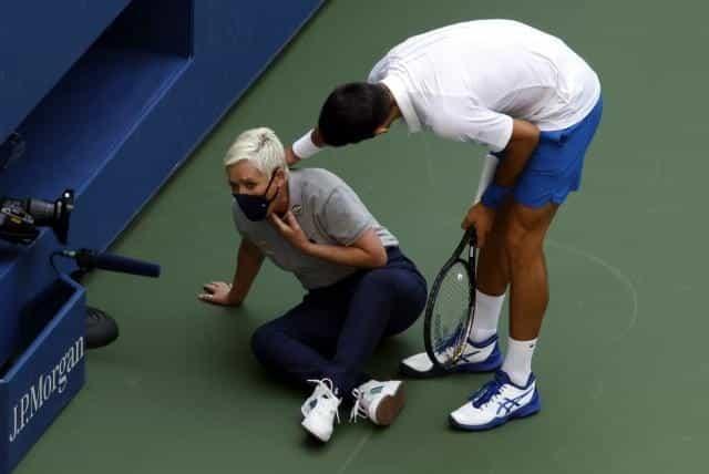 Novak Djokovic descalificado por dar pelotazo a una juez