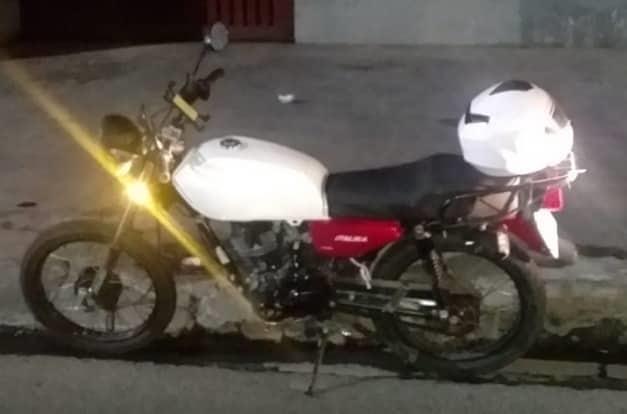Arrestan a joven en moto robada