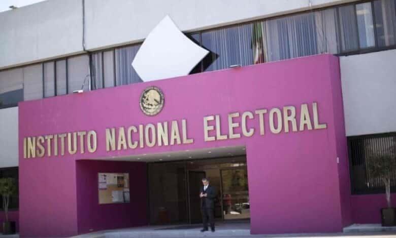 Vinculan a proceso a 4 funcionarios del INE por corrupción