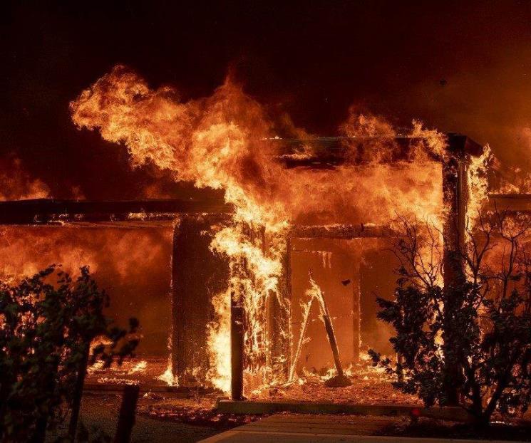 Disparan alarmas más de 40 incendios en California