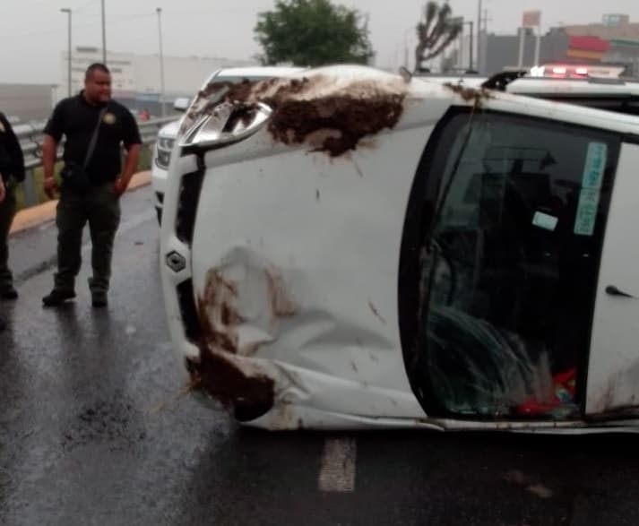 Mujer vuelca su vehículo en Avenida Leones.