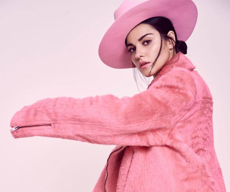 Maite Perroni es blanco de burling por un abrigo rosa