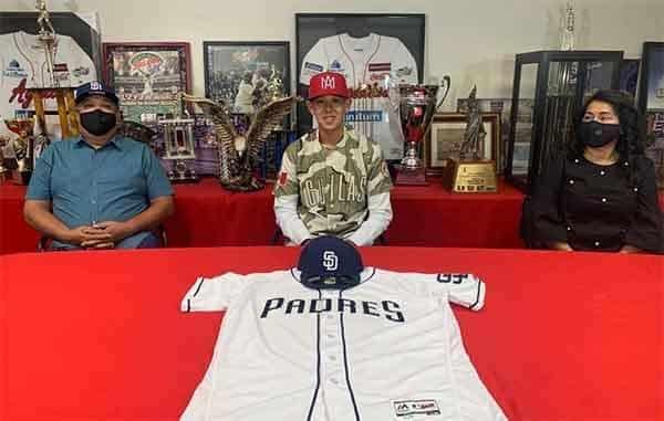 Firma Padres a mexicano