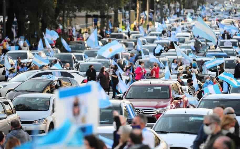Protestan argentinos contra la cuarentena