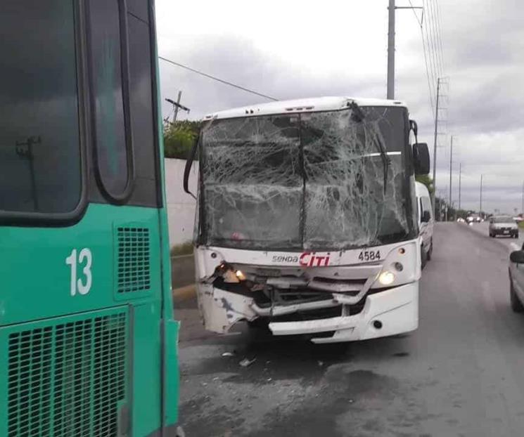 Choque de camiones deja 20 lesionados en Apodaca