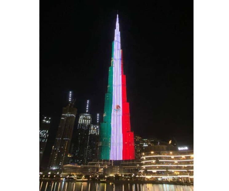 Rascacielos  Burj Khalifa se ilumina con Bandera de México