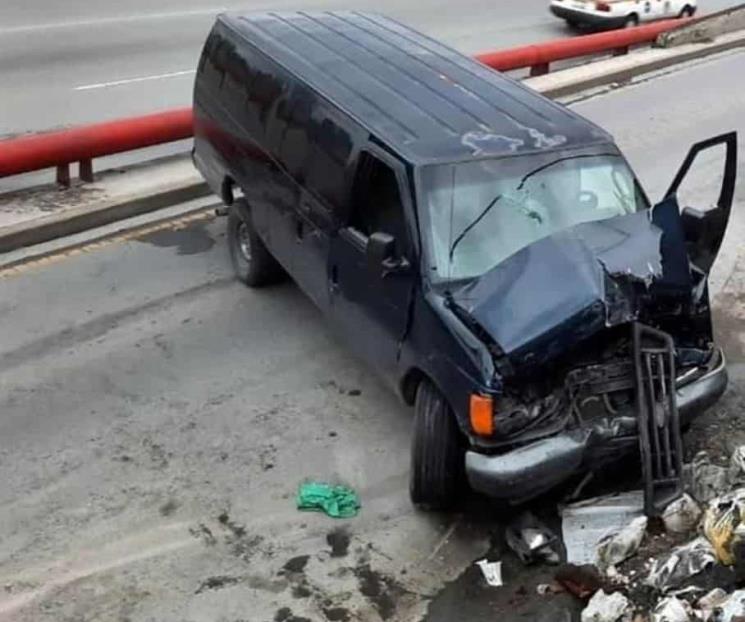 Conductor ebrio choca contra 4 autos en Escobedo