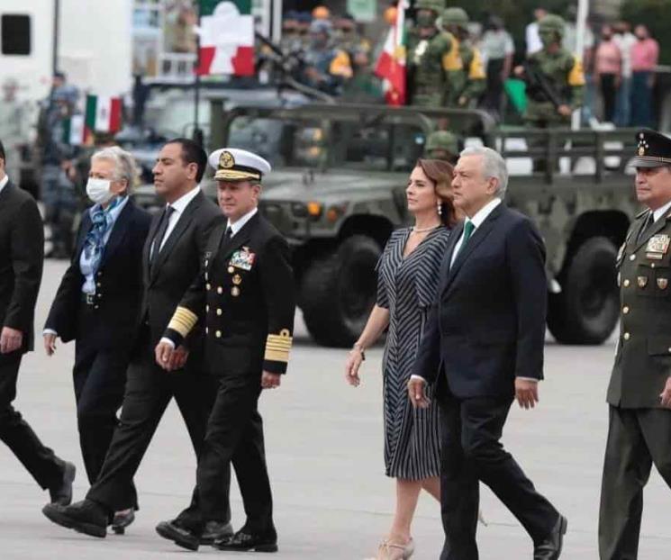 AMLO encabeza desfile militar en el Zócalo capitalino