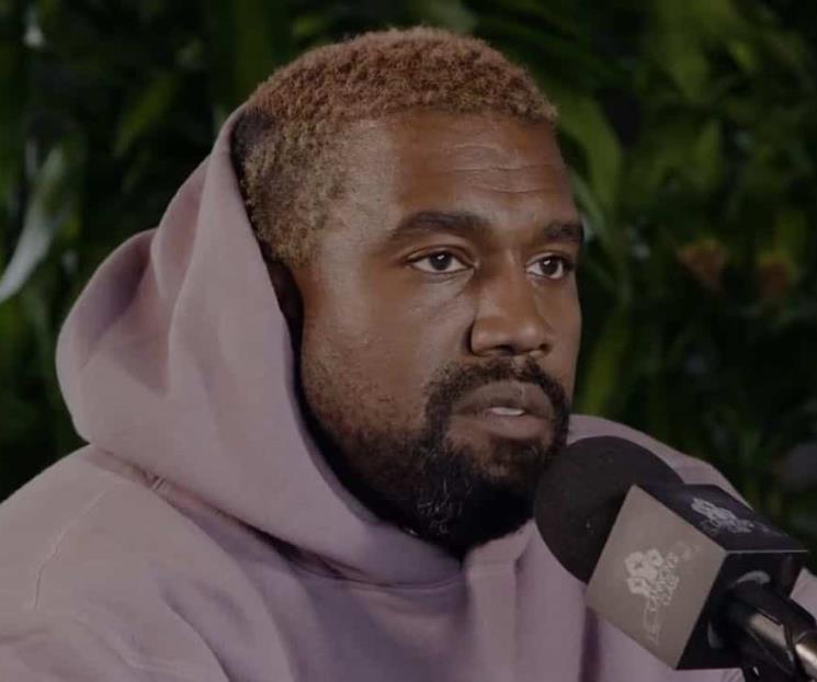 Kanye West orina un Grammy tras su disputa con disqueras
