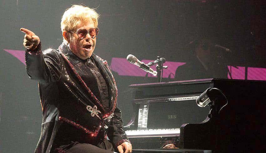 Amplía Elton John colección de canciones