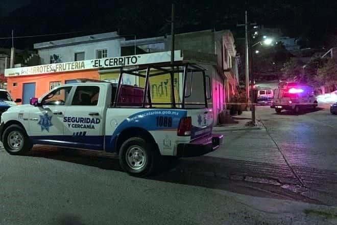 Atacan a familia a balazos en Santa Catarina