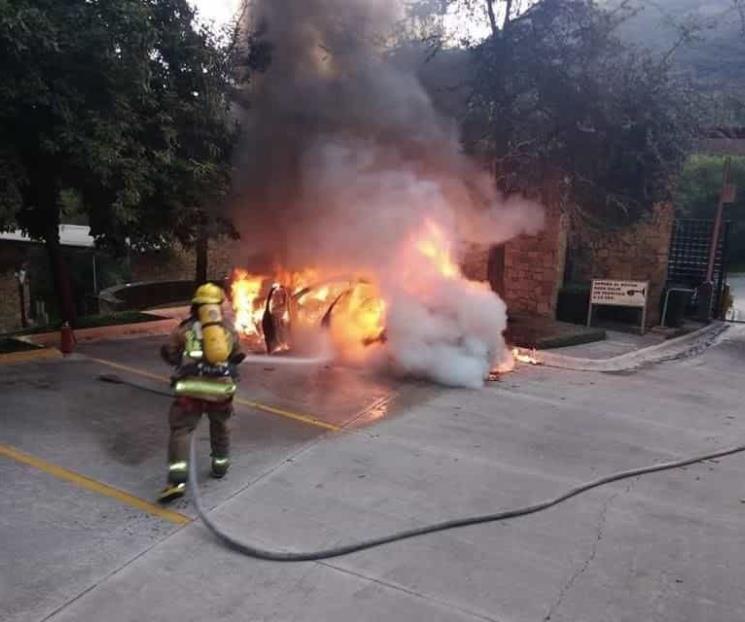 Arde auto en zona residencial de San Pedro