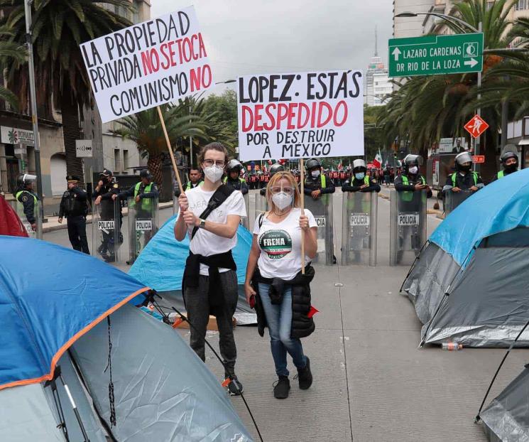 Instala Grupo anti-AMLO plantón en avenida Juárez