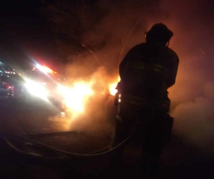 Incendia auto en Valle Verde y luego se da a la fuga