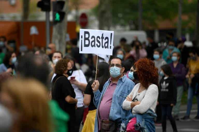 Se manifiestan en España contra restricciones por Covid