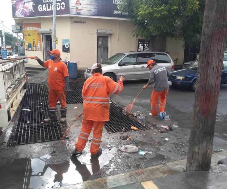 Continúan limpiando alcantarillas en Monterrey ante lluvias
