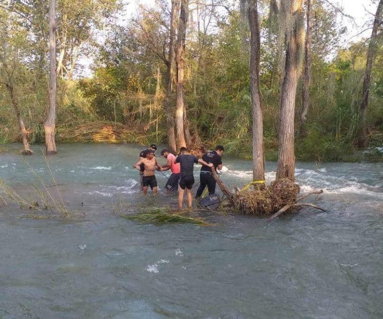 Rescatan a joven arrastrado por río