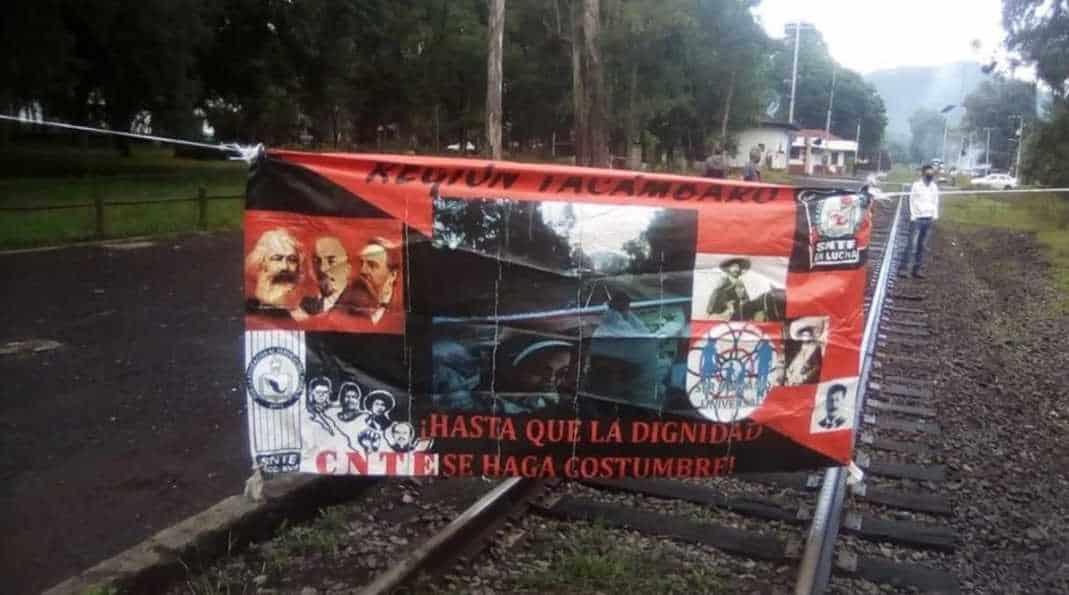 Maestros bloquean vías del tren en Múgica y Pátzcuaro