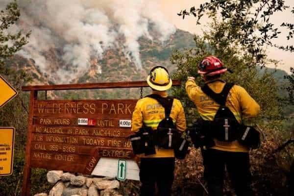 Avanzan Bomberos contra  incendio en California