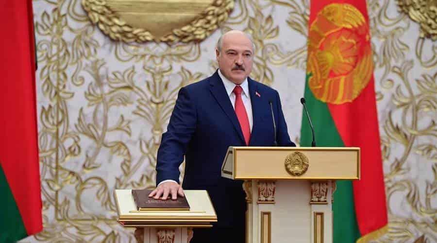 Asume Lukashenko en secreto en medio de protestas