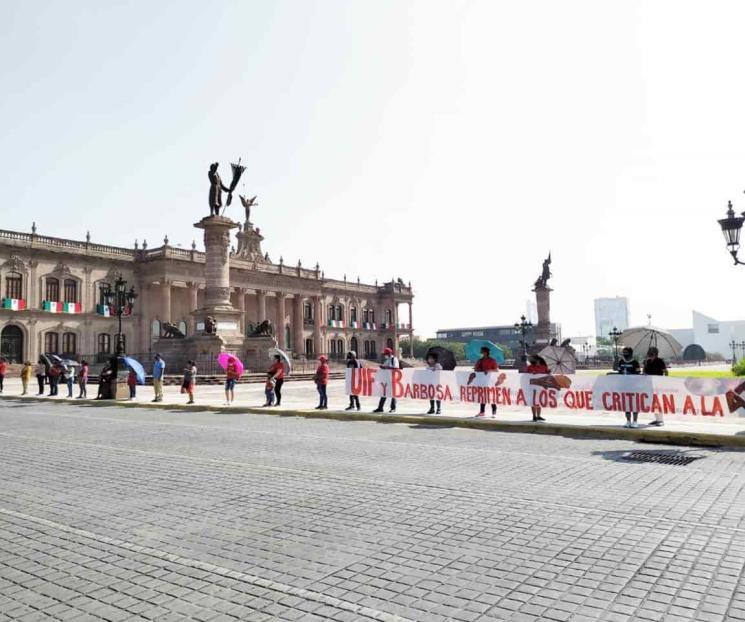 Protesta Antorcha Campesina con cadena humana