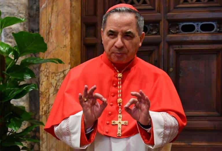 Renuncia cardenal acusado de corrupción por el Papa