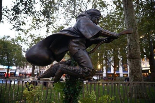 Develan estatua de Harry Potter en Londres
