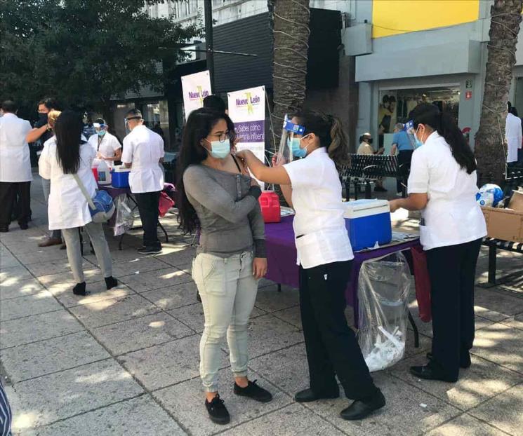 Vacunan en Plaza Morelos