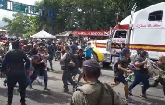 Caravana rompe cerco de seguridad y pasa a Guatemala