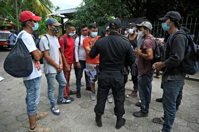 Caravana migrante de hondureños fue frenada en Guatemala