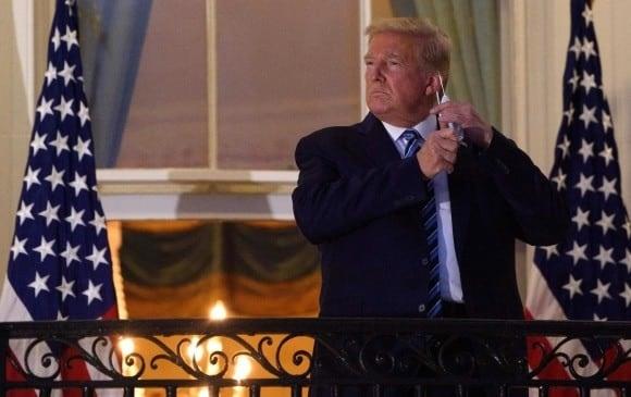 Dan alta a Trump, llega a Casa Blanca y se quita cubrebocas