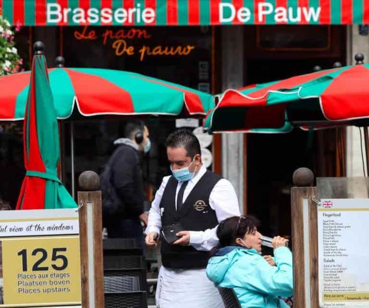 Bruselas cerrará cafés y bares por rebrote